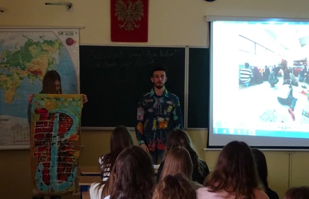 Zdjęcie ukazuję uczestników oraz osobę w trakcie wykładu