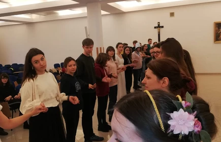 Grupa uczniów podczas tańców 