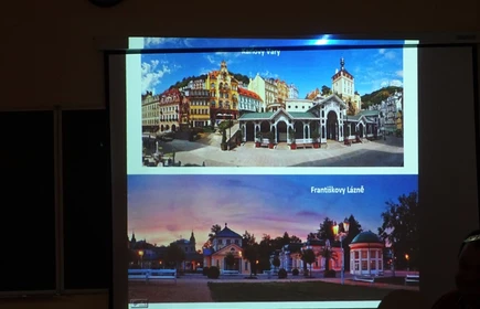 Na zdjęciu ekran projektora na kt&oacute;rym prezentowany są zdjęcia