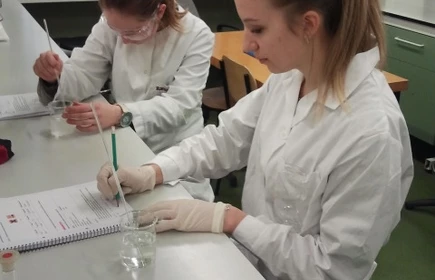 Zajęcia laboratoryjne prowadzone w ramach wsp&oacute;łpracy z  Wydziałem Chemii UJ 9