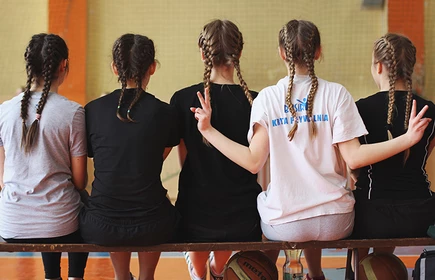 Dziewczęta z klasy  1a &bdquo;Mistrzem Szkoły&rdquo; w koszyk&oacute;wce 15