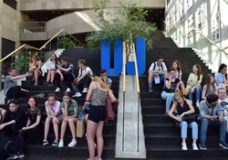 Grupowe zdjęcie na schodach UJ