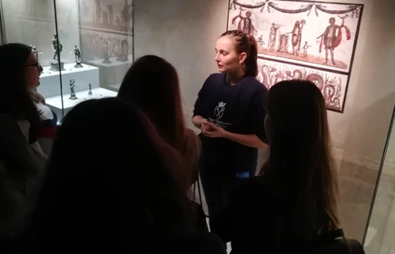 Uczniowie w podczas wycieczki w muzeum 