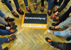 Na zdjęciu stopy uczestników oraz grafika #jestnaswięcej