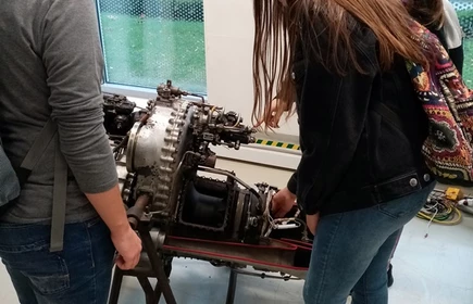 Uczniowie dotykają zaawansowane urządzenie energetyczne 