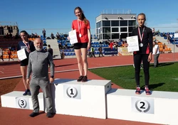 Na zdjęciu uczennice na podium 