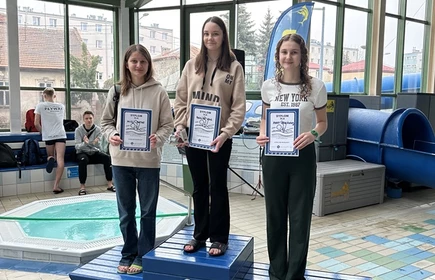 trzy uczennice stojące na podium