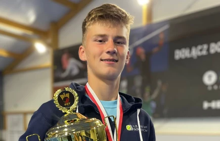 Antoni pozuje z pucharem