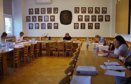 Sala z wielkim stołem