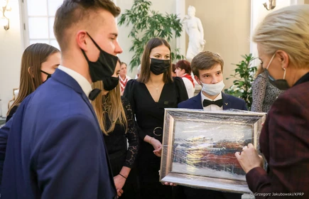 wręczenie obrazu przedsawiającego zamek w nowym wiśniczu