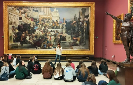 dzieci w galerii obraz&oacute;w