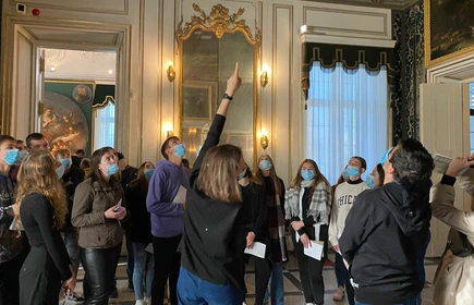 przewodniczka wskazuje na sufit