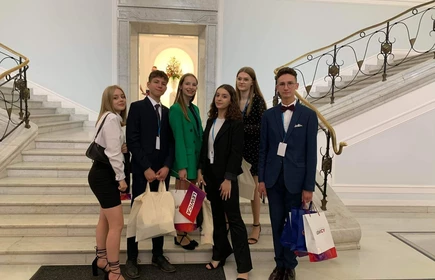 Uczniowie na schodach