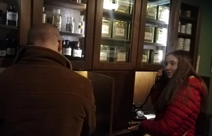 Na zdjęciu uczennica korzystająca ze starego telefonu