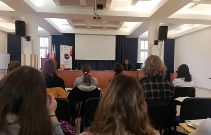 Grupa osób w trakcie wykładu