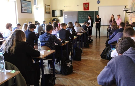 Grupowe zdjęcie uczestników konkursu znajdujących się w klasie