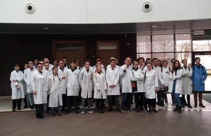 Grupowe zdjęcie uczniów odzianych w fartuchy ochronne 