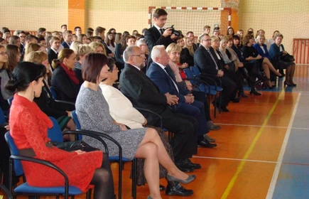 Dwudziestu Dyrektor&oacute;w i ślubowanie klas pierwszych 9