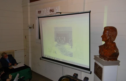 Tablice pamiątkowe w westibulu 6