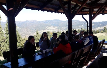 Grupowe zdjęcie w trakcie jedzenia obiadu