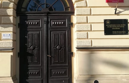 Na zdjęciu drzwi do I LO w Bochni 