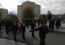 Żołnierze maszerujący ulicami Bochni 