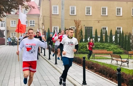 Na zdjęciu osoby w trakcie biegu 