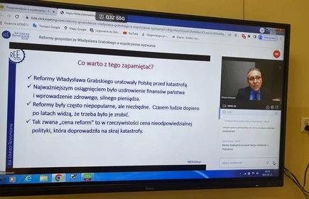 widok monitara z prezentacją multimedialną