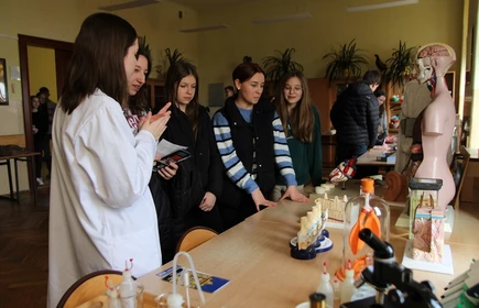 uczniowie biorący udział w zajęciach z biologii