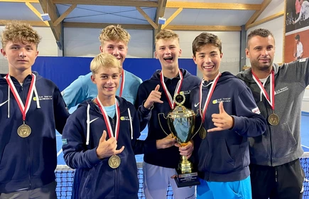 Antoni pozuje z pucharem