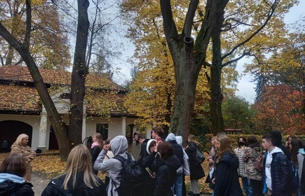 Uczniowie pozują do zdjęcia grupowego