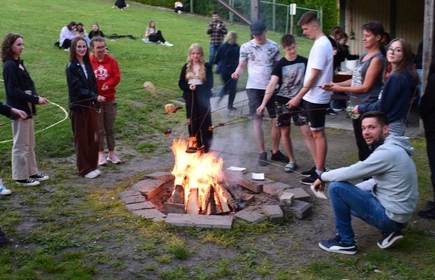 uczniowie przy ognisku