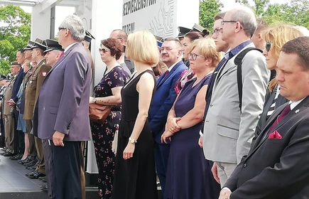 Na zdjęciu grupa oficjeli 