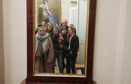 Zdjęcie grupy osób odbijających się w lustrze