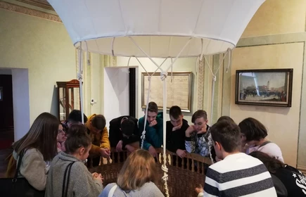 Grupa uczniów w muzeum patrząca na balon 