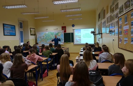Na zdjęciu wykładowca oraz słuchacze znajdujący się w klasie