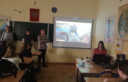 Na zdjęciu uczniowie w trakcie wykładu