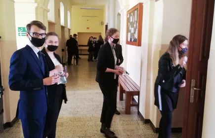 Zdjęcie maturzystów na korytarzu 