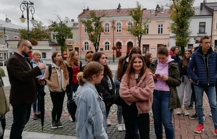 Grupowe zdjęcie uczniów znajdujących się na placu
