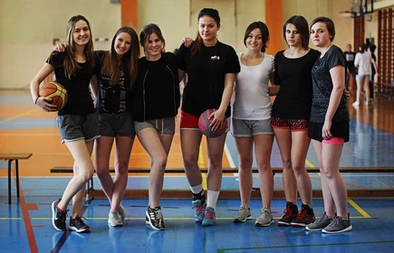 Dziewczęta z klasy   3i  &bdquo;Mistrzem Szkoły&rdquo; w koszyk&oacute;wce 5