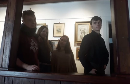Grupowe zdjęcie uczestników wykonane w muzeum 