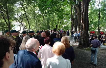 stojący ludzie podczas uroczystości