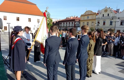 uczniowie z wyciądniętymi rękoma ślubują