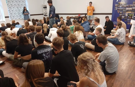 uczniowie na zajęciach grupowych