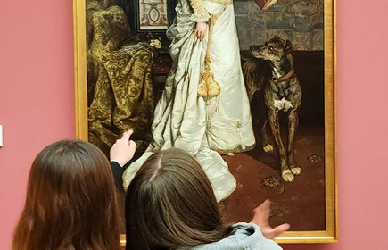 dzieci w galerii obraz&oacute;w