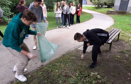 Uczniowie zbierają śmieci