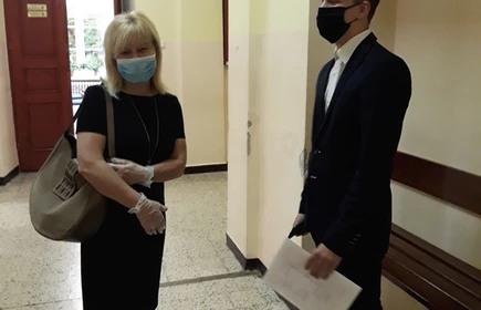 Na zdjęciu jedna z nauczycielek wraz z uczniem 