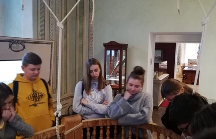 Grupa uczniów w muzeum patrząca na balon 