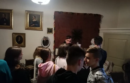 Grupa uczniów w muzeum 