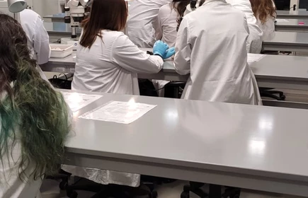 Grupowe zdjęcie uczestników z laboratorium 